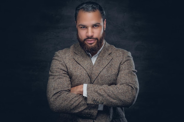 Free photo portrait of bearded black man with crossed arms wearing a wool suit.