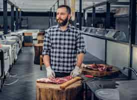 Free photo portrait of a bearded butcher in a butchery