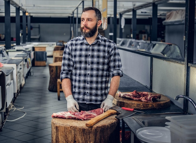 Free Photo portrait of a bearded butcher in a butchery