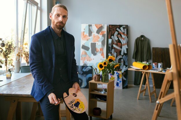 Free photo portrait of bearded man in an art studio