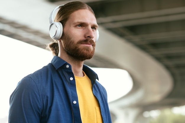 Free photo portrait of bearded man with headphones