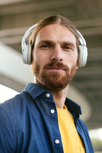 Free photo portrait of bearded man with headphones