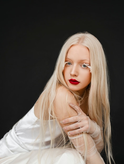 Free photo portrait of beautiful albino woman with feathers as eyelashes