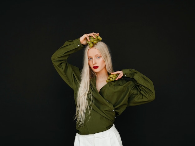 Free photo portrait of beautiful albino woman with grapes