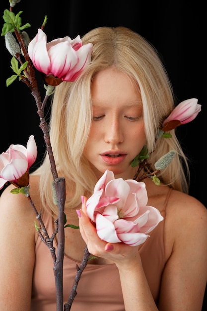 Free photo portrait of beautiful albino woman