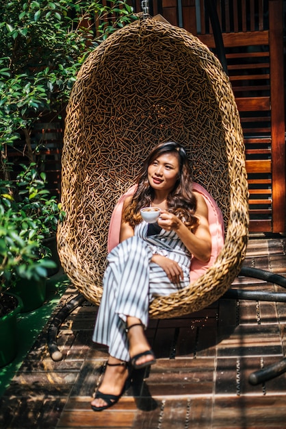 Free photo portrait of beautiful asian woman relax at cafe