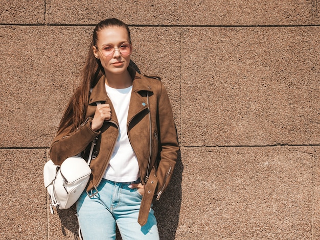 Free photo portrait of beautiful brunette model dressed in summer hipster jacket and jeans clothes