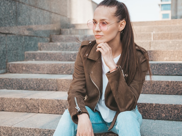 Free photo portrait of beautiful brunette model dressed in summer hipster jacket and jeans clothes