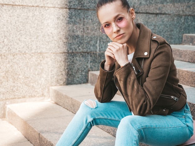 Free photo portrait of beautiful brunette model dressed in summer hipster jacket and jeans clothes