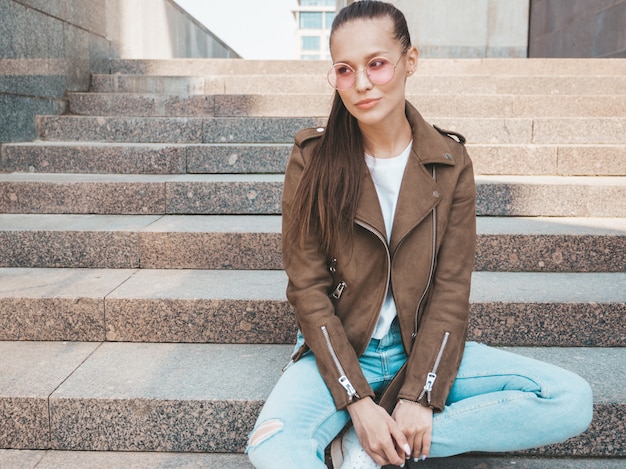 Free photo portrait of beautiful brunette model dressed in summer hipster jacket and jeans clothes