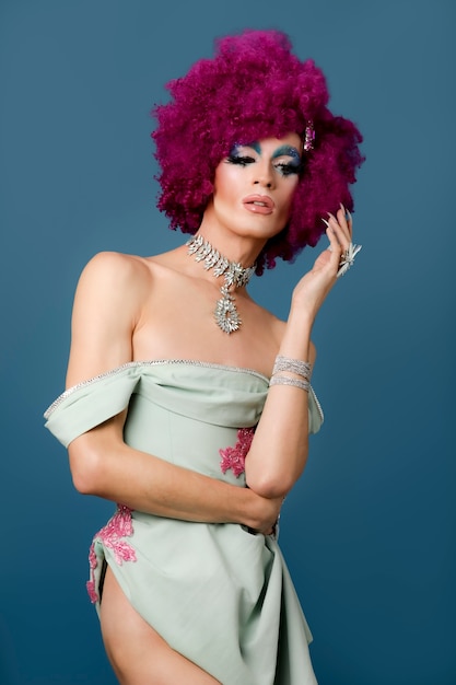 Free photo portrait of beautiful drag person wearing makeup and wig