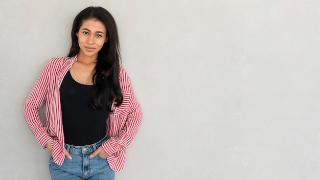 Free photo portrait of beautiful ethnic young woman in shirt