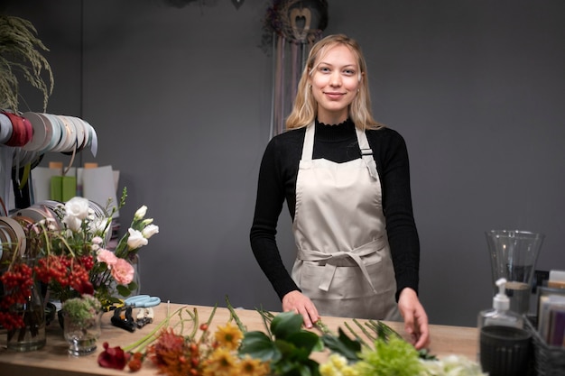 Free photo portrait of beautiful female florist at work