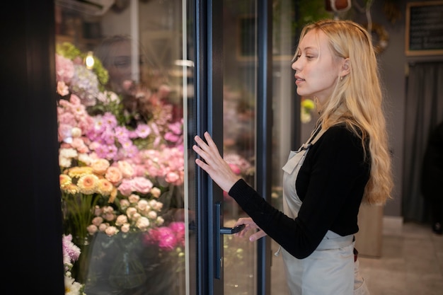 Free photo portrait of beautiful female florist at work