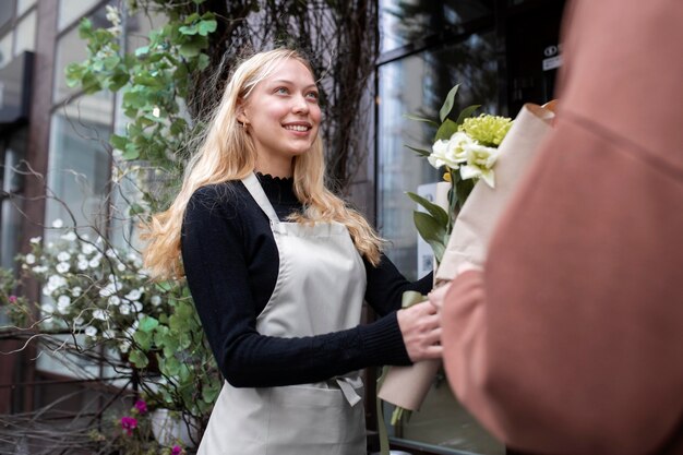 Free photo portrait of beautiful female florist at work