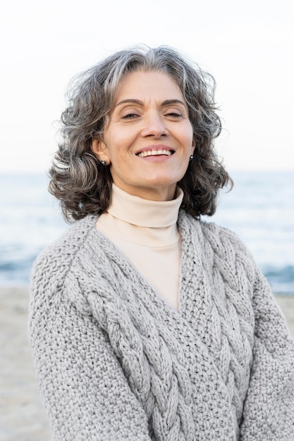 Free photo portrait of beautiful older woman at the beach