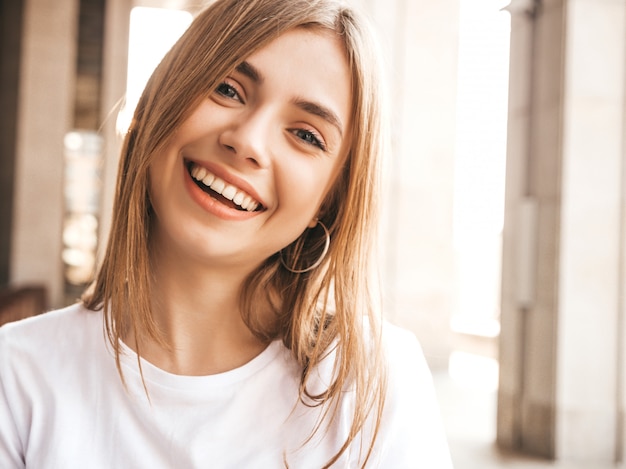 Free photo portrait of beautiful smiling blond model dressed in summer hipster clothes.