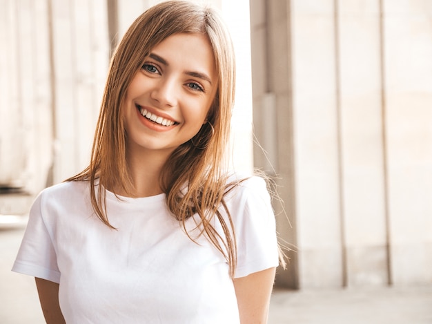 Free photo portrait of beautiful smiling blond model dressed in summer hipster clothes.