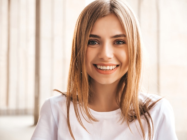 Free photo portrait of beautiful smiling blond model dressed in summer hipster  clothes.