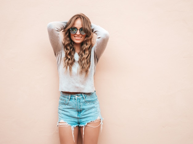 Free photo portrait of beautiful smiling model dressed in summer hipster jeans shorts clothes