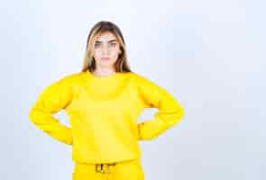 Free photo portrait of beautiful woman model standing and posing in yellow t-shirt