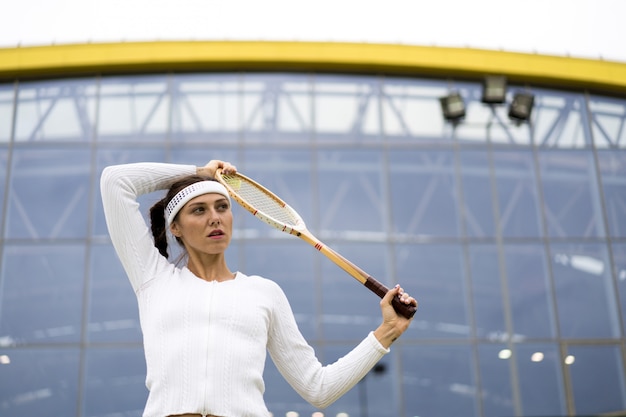 Free photo portrait of beautiful woman playing tennis outdoor