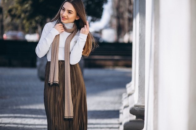 Free photo portrait of beautiful woman in springtime