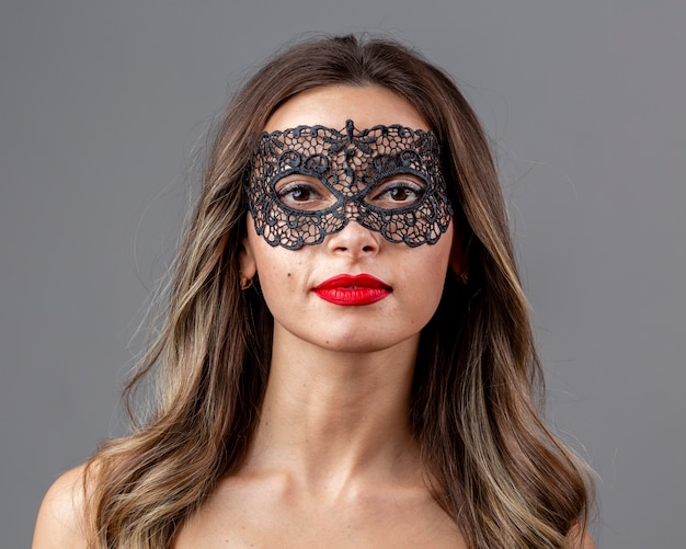 Free Photo portrait of beautiful woman with mask