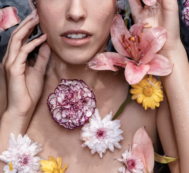 Free photo portrait of beautiful woman with wellness flowers