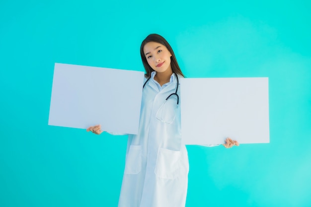 Free Photo portrait beautiful young asian doctor woman with empty poster