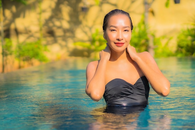 Free photo portrait of beautiful young asian woman relaxes in the swimming pool