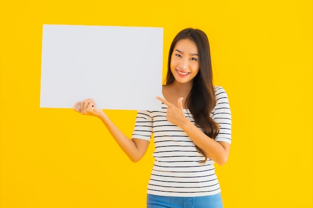 Free Photo portrait beautiful young asian woman show empty white billboard sign