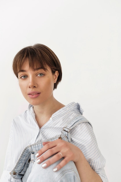 Free photo portrait of beautiful young female wearing jumpsuit