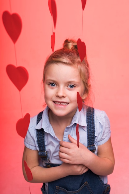 Free photo portrait of beautiful young girl posing