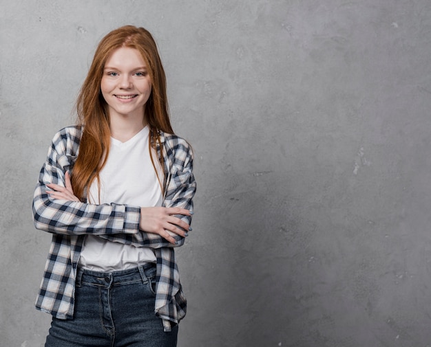 Free photo portrait of beautiful young woman smiling