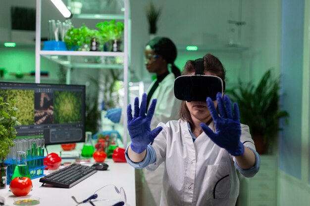 Free photo portrait of biologist researcher woman analyzing virtual gmo plants expertise