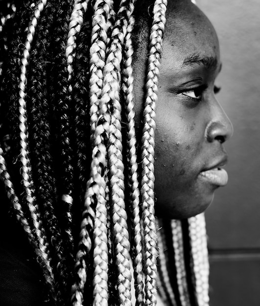 Free photo portrait of black woman with dreadlocks hair