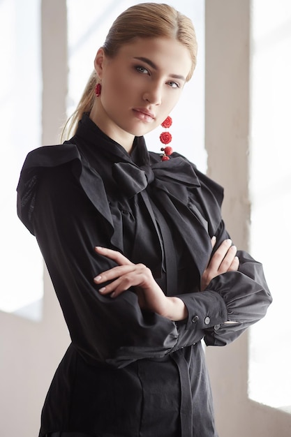 Free photo portrait of blond female in a black clothes.