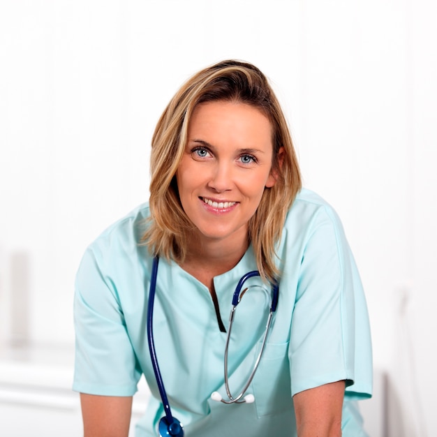 Free photo portrait of blond woman doctor in hospital