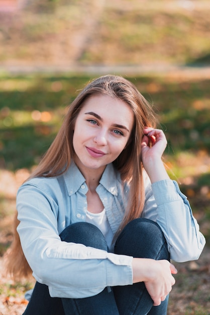 Free Photo portrait of blonde woman looking at photographer