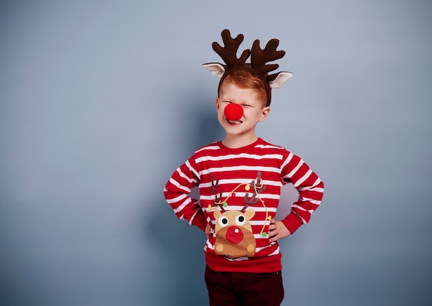 Free photo portrait of boy in christmas costume