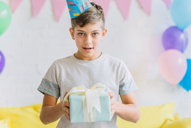 Free Photo portrait of a boy holding birthday gift