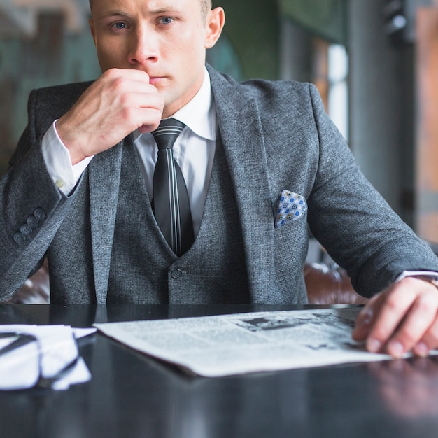 Free photo portrait of a businessman looking at camera