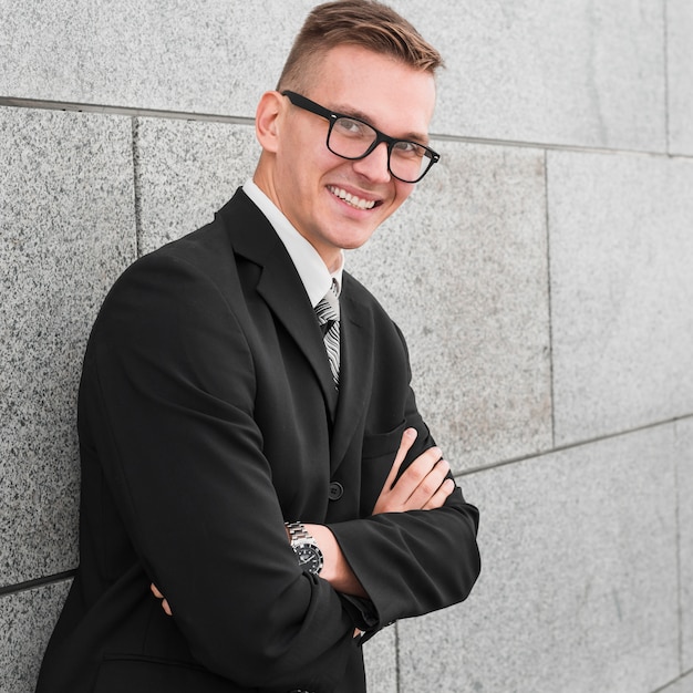 Free photo portrait of businessman smiling