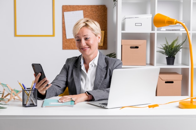 Free photo portrait of businesswoman at desk