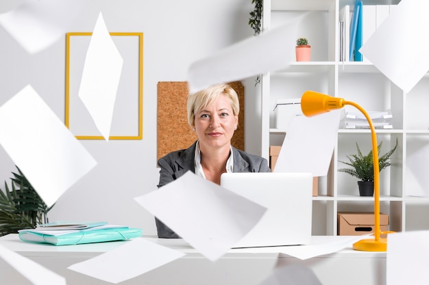 Free photo portrait of businesswoman at desk