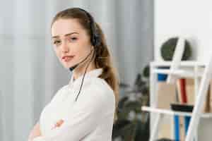 Free photo portrait of call center woman