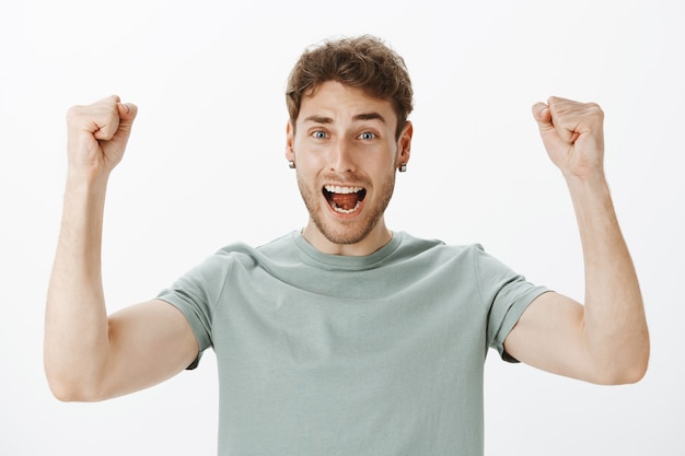 Free photo portrait of a casual guy posing in the studio