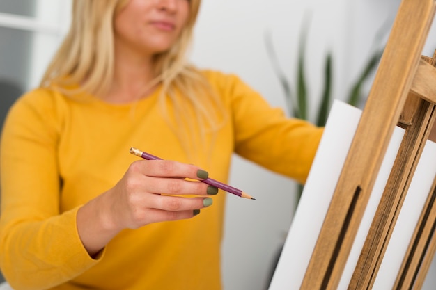 Free photo portrait of casual woman painting at home