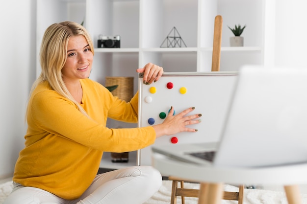 Free photo portrait of casual woman working from home